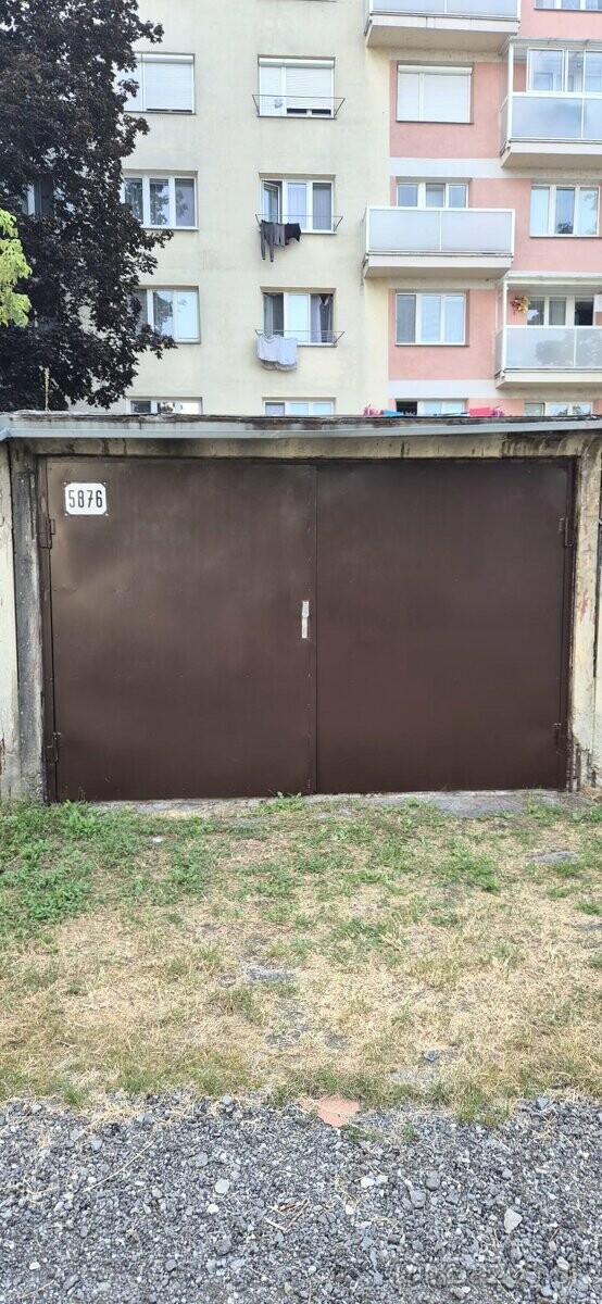 Betónová garáž na predaj s novou bránou v Zvolene