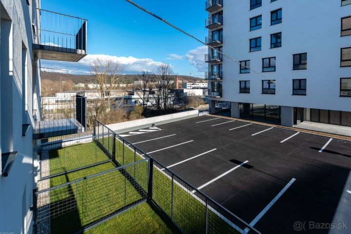 Vonkajšie parkovacie miesto v Dúbravke