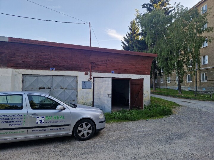 Na predaj murovaná garáž 28 m2 s elektrikou v Handlovej