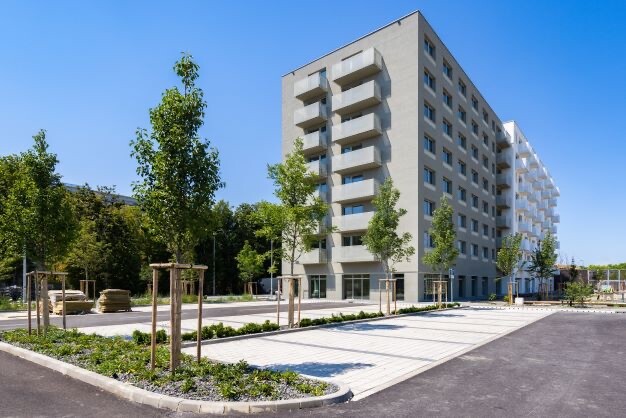 Na prenájom parkovacie miesto v Ovocných Sadoch pri bloku F