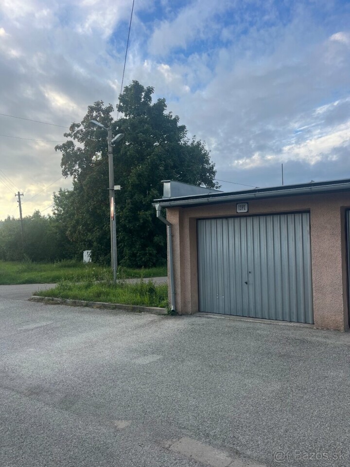 Na predaj suchá garáž s elektrinou v Lednických Rovniach