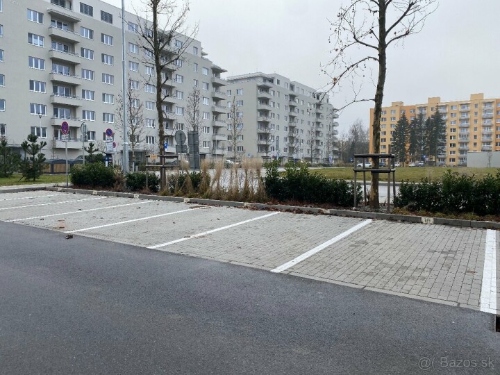 Parkovacie miesto na prenájom - Zelené Vlčince