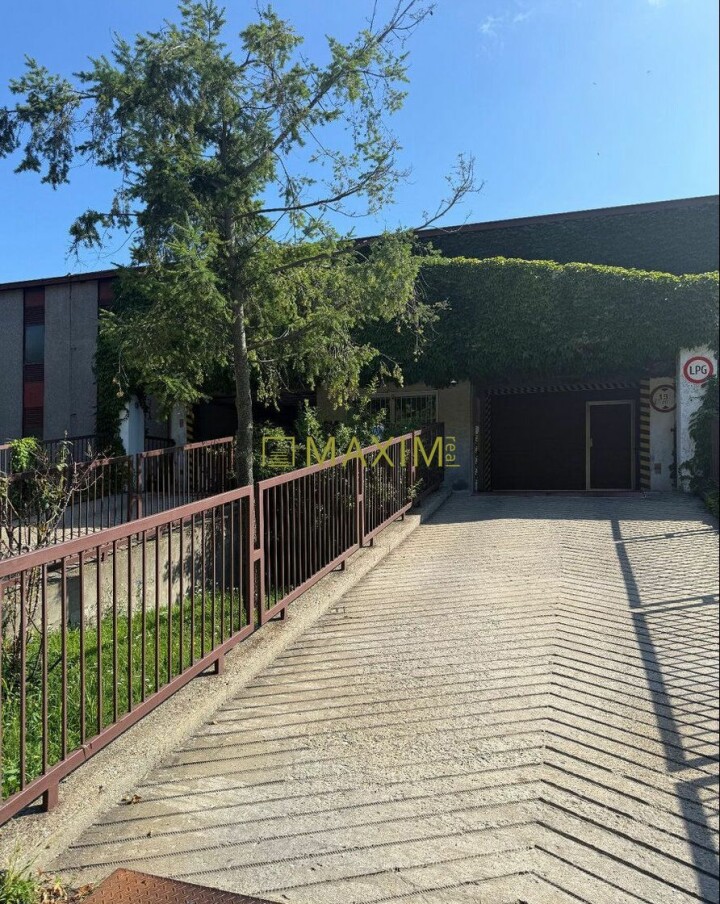 Predaj samostatnej garáže v garážovom dome na Dvojkrížnej ulici