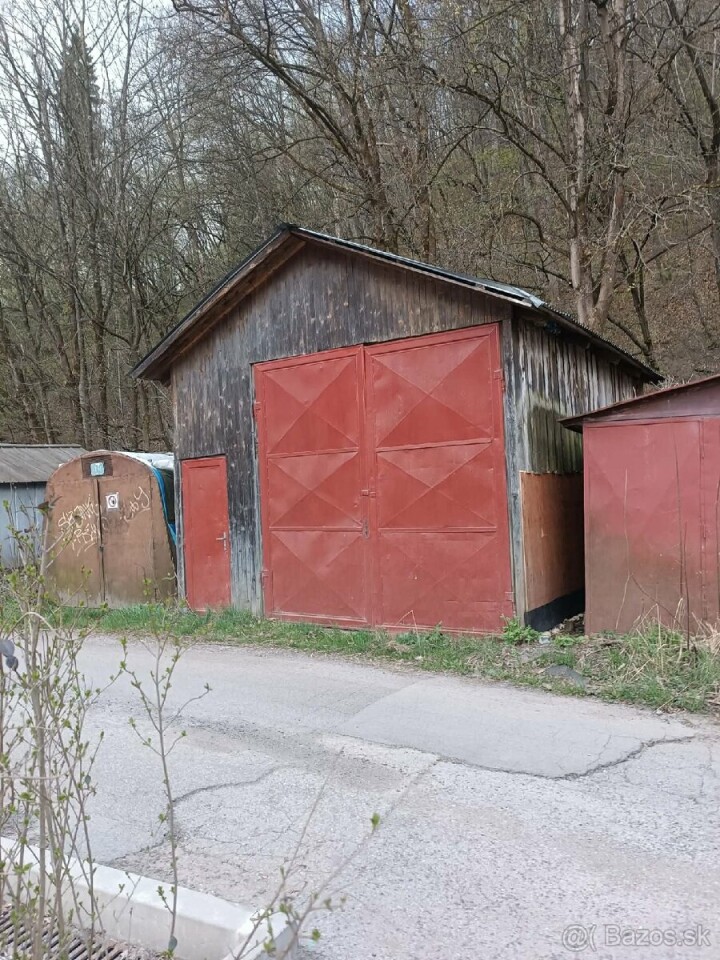 Veľká drevená garáž na prenájom blízko centra mesta