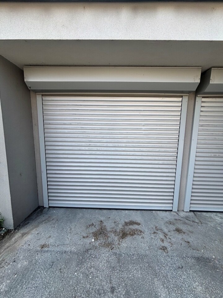 Garáž na predaj s elektrinou a rolovacou bránou