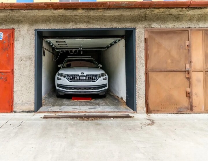 Prenájom garáže s elektrickou bránou na Papradovej ulici v BA
