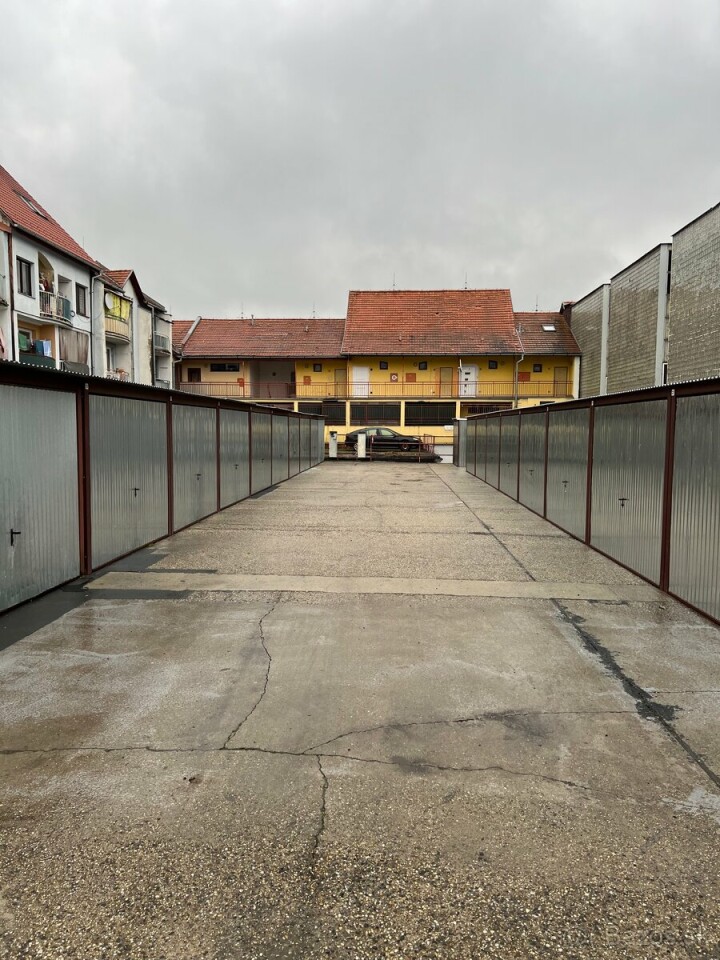 Prenájom garáže v centre Lučenca na Petöfiho ulici