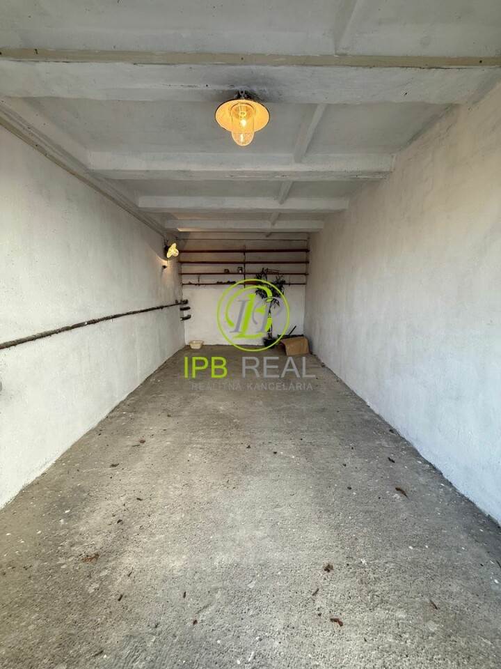 Predaj samostatnej garáže na Adámiho ulici v Karlovej Vsi