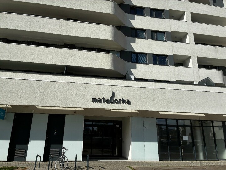 Prenájom priestranného garážového státia v komplexe Matadorka, BA - Petržalka