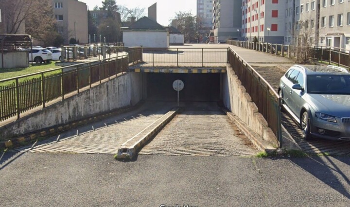 Na prenájom samostatná garáž na Mierovej ulici v Ružinove