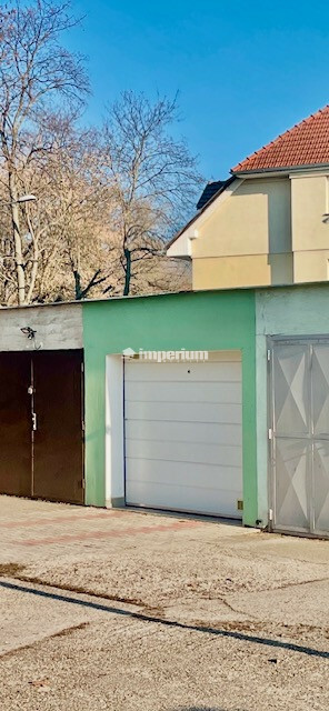 Garáž na predaj v Lehniciach s montážnou jamou a elektrinou