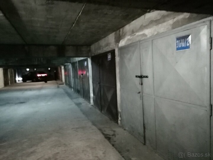 Na predaj väčšia garáž v Ružinove s pozemkami