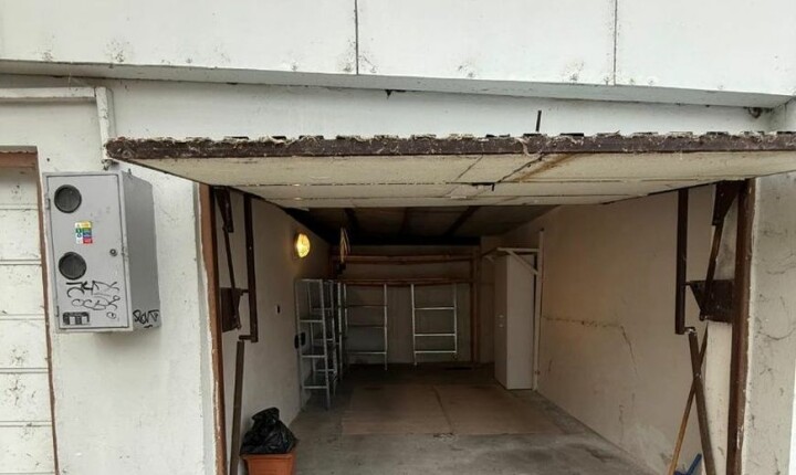VEĽKÁ GARÁŽ NA PREDAJ S POZEMKOM V KARLOVEJ VESI