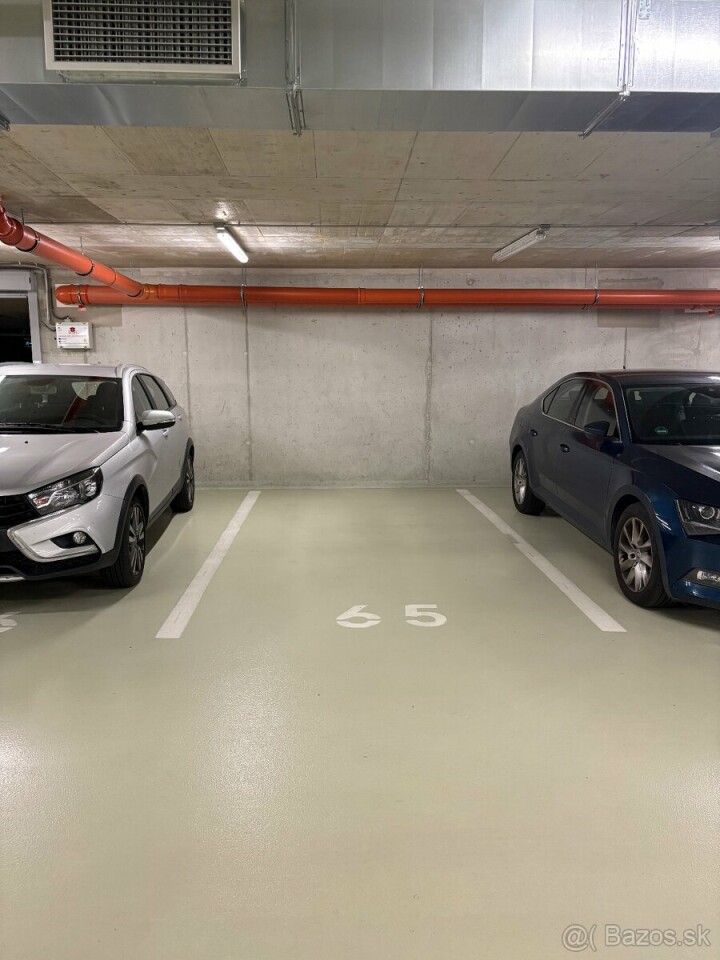 Vnútorné parkovacie státie v podzemnej garáži na Bosákovej ulici