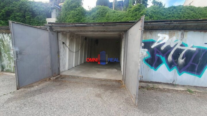 Predaj garáže v Karlovej Vsi s elektrinou