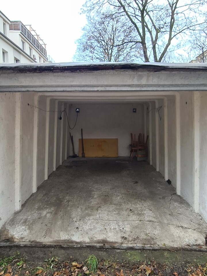 Prenájom garáže Nivy v Ružinove od 1.2.2026