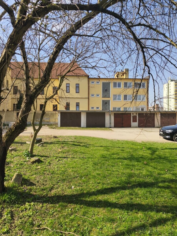 Garáž na prenájom v centre Galanty