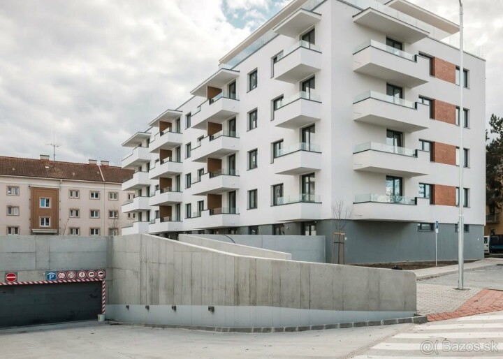 Prenájom parkovacieho státia v garáži - Zvolen, Kubániho dvory