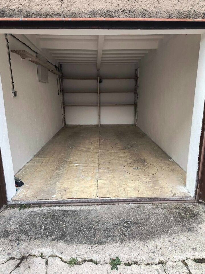 Prenájom garáže s elektrinou na Košťovej ulici, blízko centra
