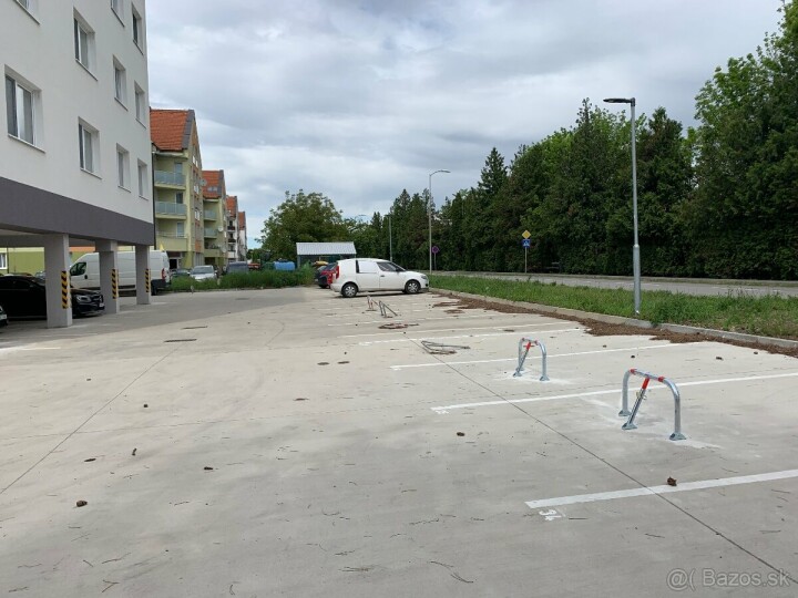 Parkovacie státie v osobnom vlastníctve na Ceste mládeže