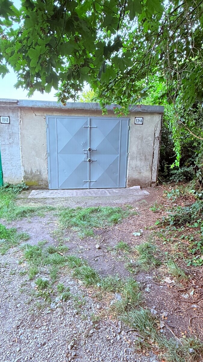 Na predaj priestranná murovaná garáž v Trnave