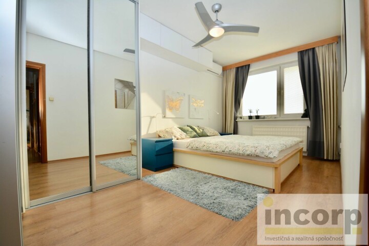 Predaj širokého garážového parkovacieho miesta v novostavbe na Jarabinkovej ulici