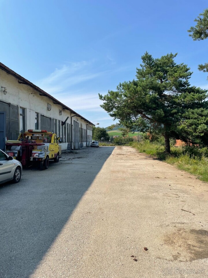 Parkovacie miesta pre autá, dodávky a kamióny v areáli Hôrky