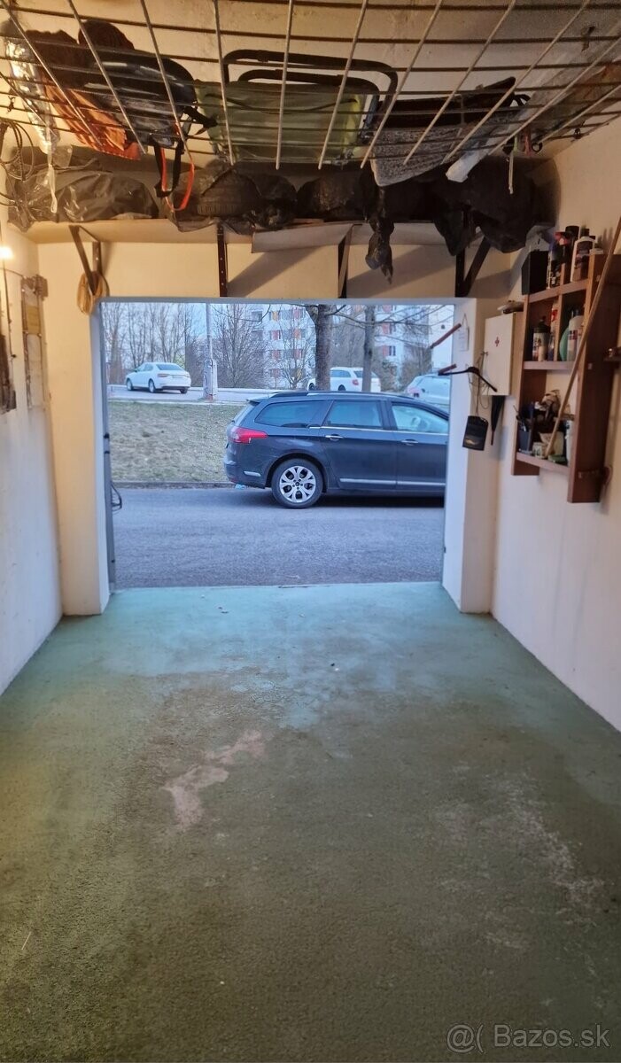 Na predaj garáž s parkovacím miestom na streche