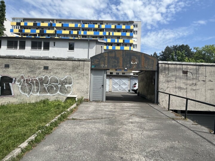 Na predaj garáž s elektrinou na Papraďovej ul., Trávniky, Ružinov, BA II.