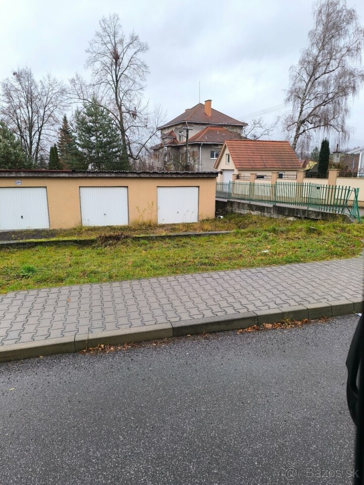 Na predaj dve garáže v Handlovej