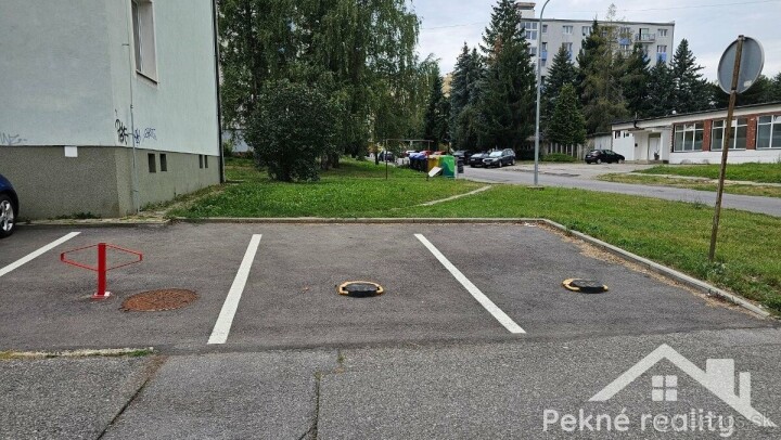 Vonkajšie parkovacie státia na prenájom v Sekieri