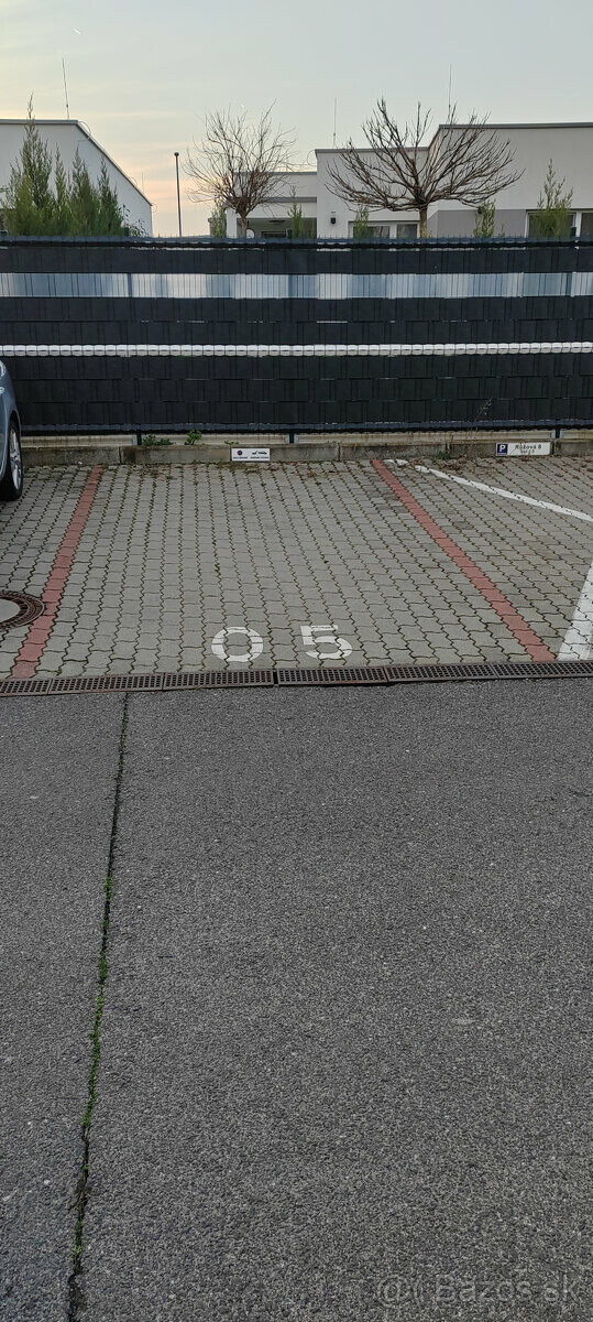 Parkovacie miesto na prenájom na Ruzovej ulici v Senci