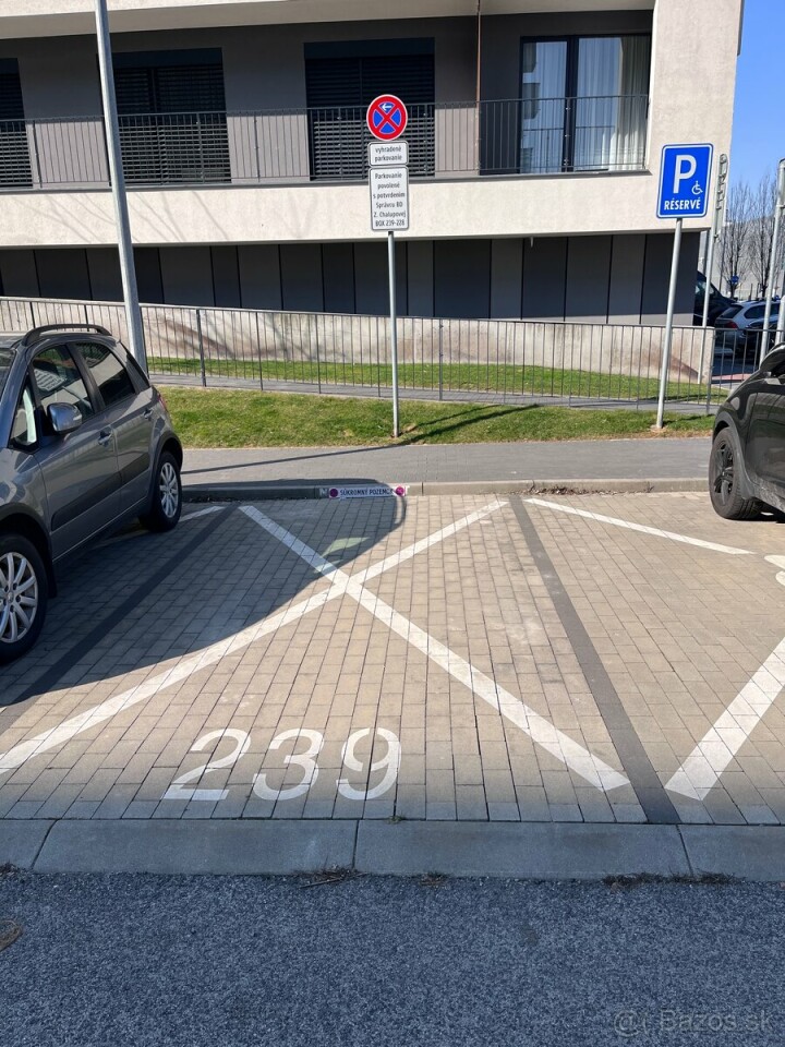 Vonkajšie parkovacie miesto na prenájom v Slnečniciach