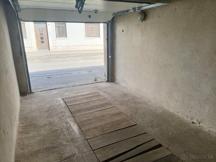 Garáž na prenájom s montážnou jamou na Kukučínovej ulici, Bratislava