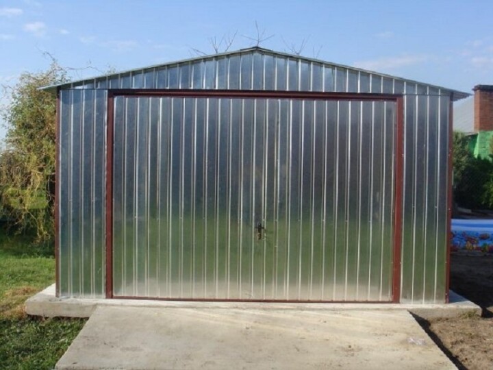Plechová garáž 4x6 m s výklopnými bránami