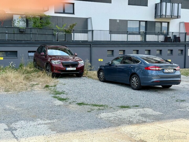 Parkovacie miesto na prenájom pre dve autá v Banskej Bystrici