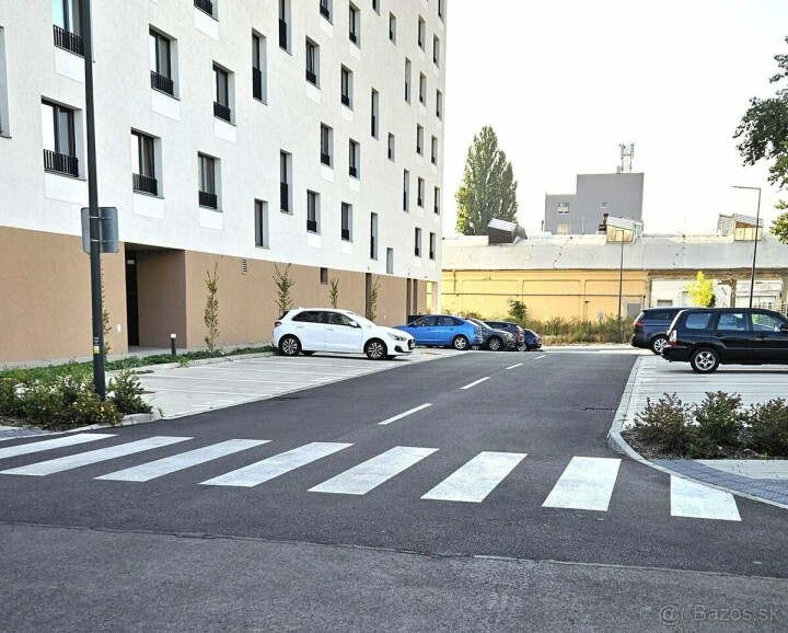 Vonkajšie parkovacie státie na prenájom v Petržalke