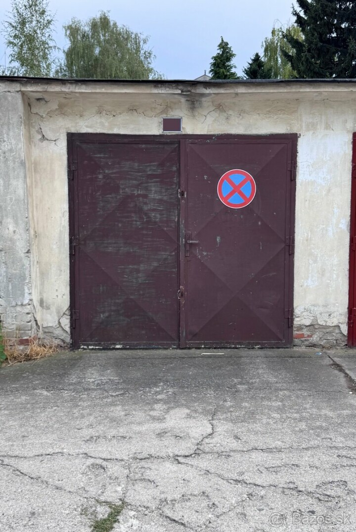 Panelová garáž s pozemkom na predaj v Senici