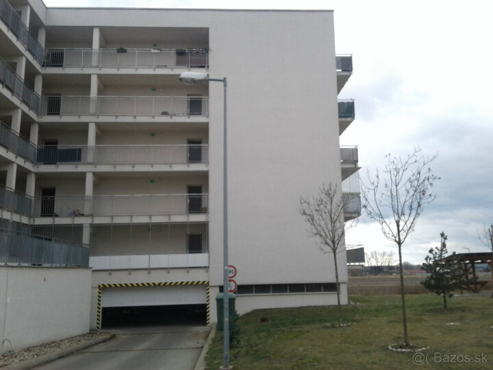 Širšie garážové státie na prenájom v Bratislave