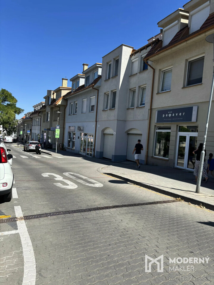 Prenájom 12 parkovacích miest v parkovacom dome v Starom Meste