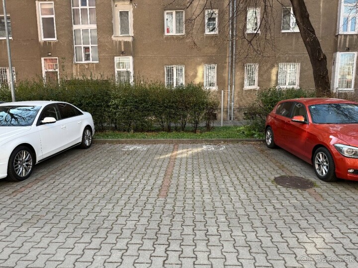 Prenájom 2 parkovacích miest v uzavretom dvore na Nitovej ulici