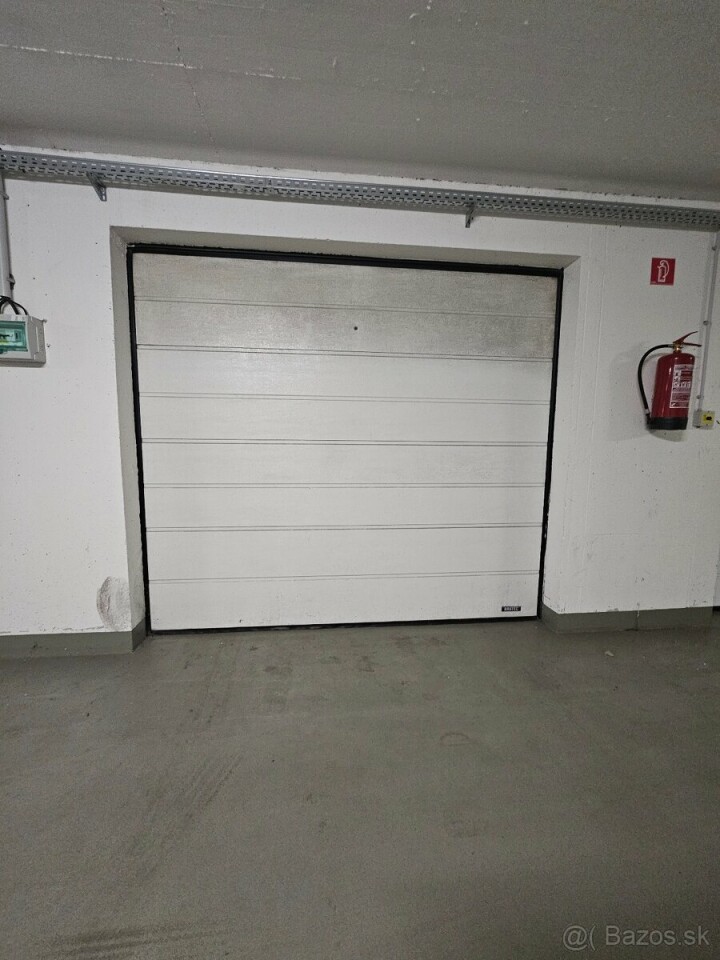 Garáž s elektrickou bránou na prenájom