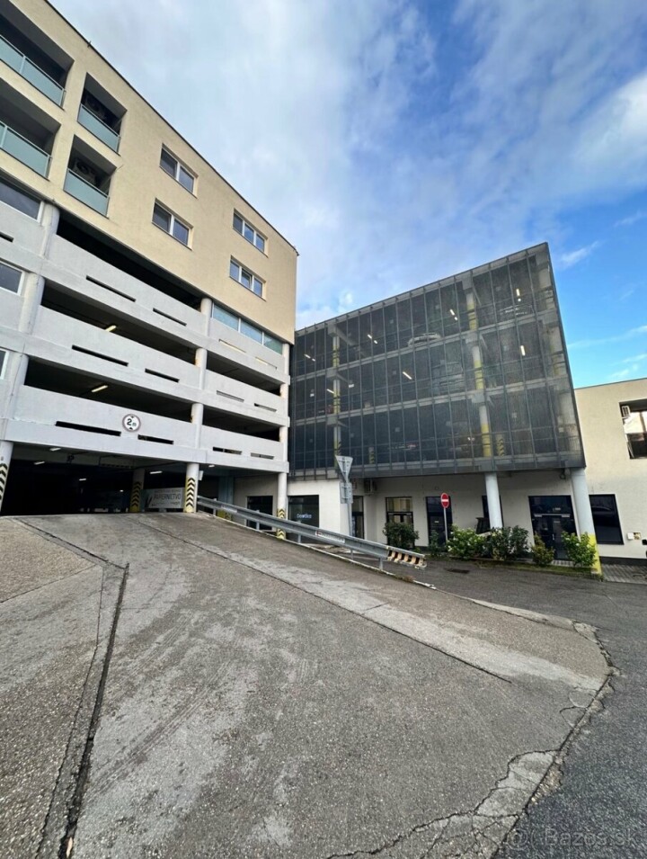 Dlhodobý prenájom vnútorného parkovacieho miesta v Nitre