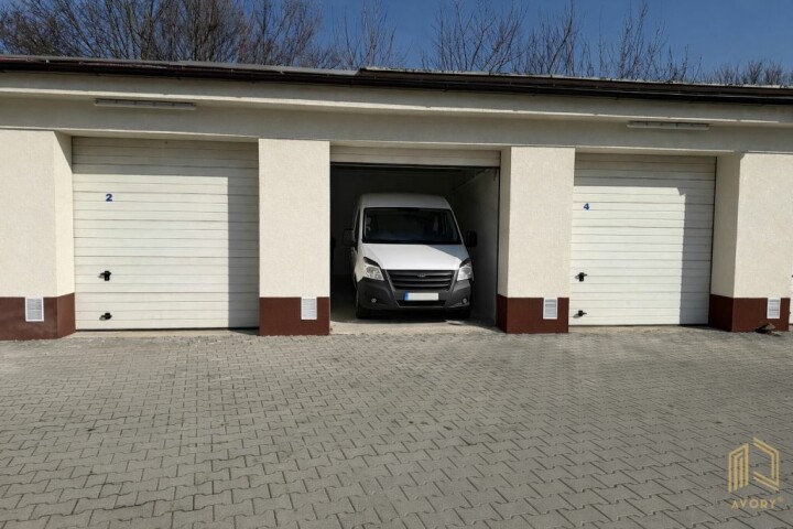 Murovaná garáž 22 m² na predaj v uzavretom areáli v Senici