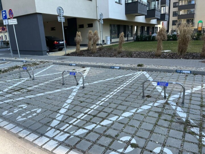 Vonkajšie parkovacie státie na prenájom v Rínku Rača