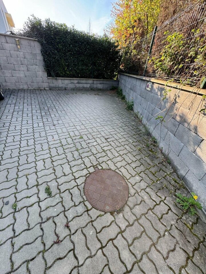 Vonkajšie parkovacie miesto na predaj v Bratislave – Rusovce