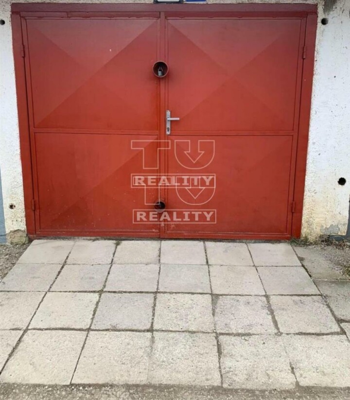 Predaj garáže na Furči s kovovou bránou