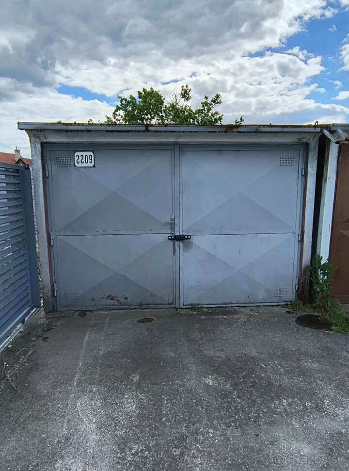 Na predaj garáž 18 m² na Jeleniej ulici vo Veľkom Mederi
