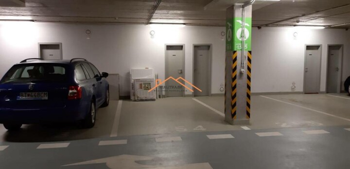 Prenájom parkovacieho miesta a skladu 7m² v garáži na Plynárenskej ulici, BA