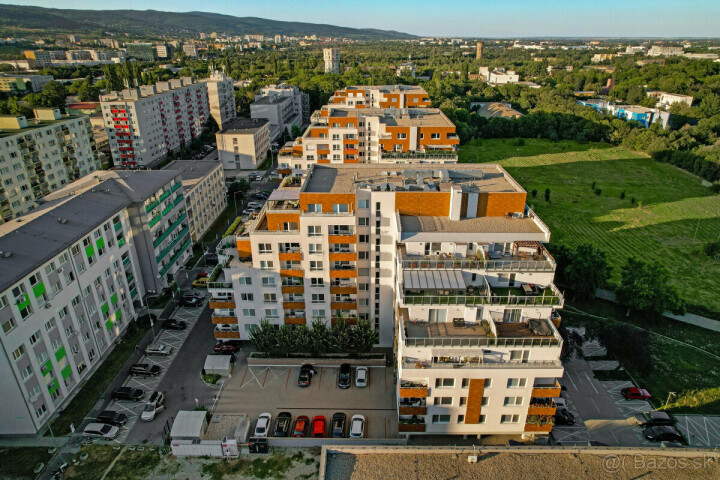Predaj garážového státia v novostavbe na Nobelovej ulici